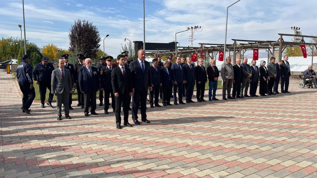 İlçemizde 29 Ekim Cumhuriyet Bayramı dolayısıyla Atatürk Anıtı'nda Çelenk Sunma Töreni düzenlendi. 