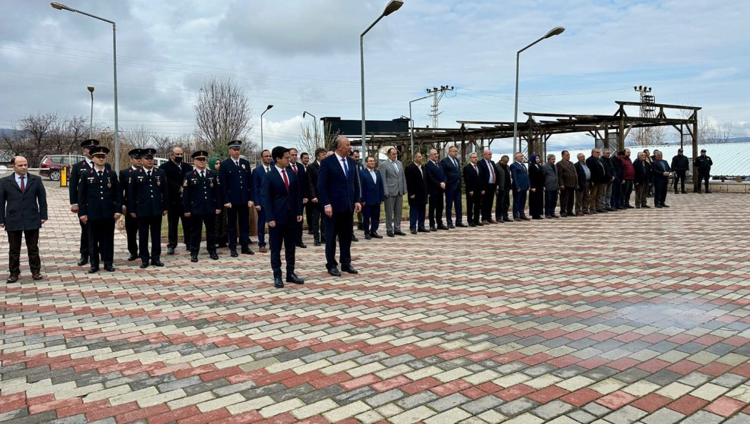 18 Mart Şehitleri Anma Günü ve Çanakkale Zaferi'nin 109. yıl dönümü münasebeti ile Atatürk Anıtına çelenk sunma töreni gerçekleştirildi.
