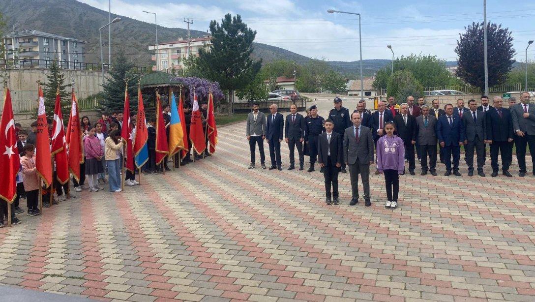 23 Nisan Ulusal Egemenlik ve Çocuk Bayramı münasebeti ile İlçe Milli Eğitim Müdürü Sn. Şaban Balcı tarafından Atatürk Anıtına çelenk sunuldu.